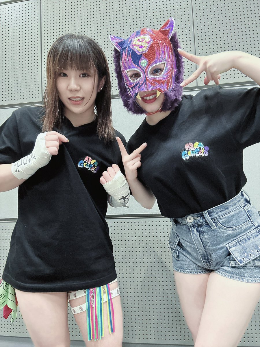 今日もなんじゃこりゃタッグー！！
ん～🤔って思うとこもあるけど…
鹿島沙希と闘えるのは今日が最後かな。

そして昨日から新発売されたNEOGENESIS刺繍Tシャツ！
色味がパキッと出てて、大きめ刺繍だからワンポイントだけど目立ってちょー可愛いよ✌🏻💖

#SLK
#NEOGENESIS
#STARDOM