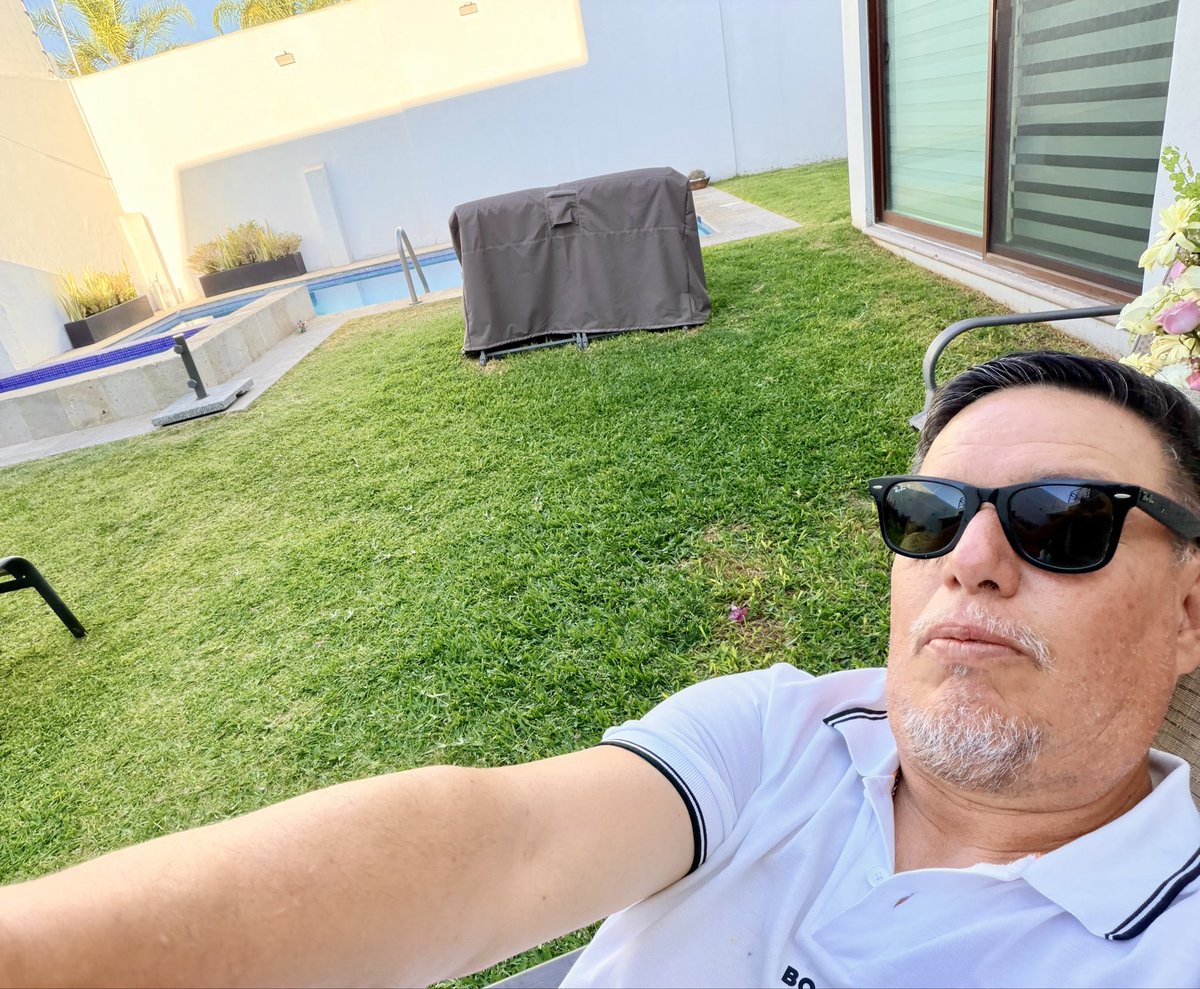 max_milantoni's tweet photo. Sabadaba de gloria…casual en casita muy relax https://t.co/wwSAMMRfcn