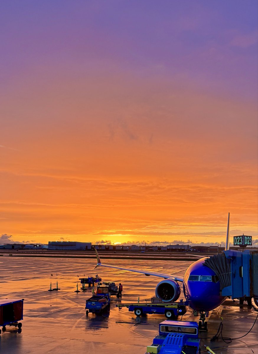 Todd_Cox's tweet photo. Great @SouthwestAir pre-takeoff #sunset from Detroit airport https://t.co/S51qSGzqVv