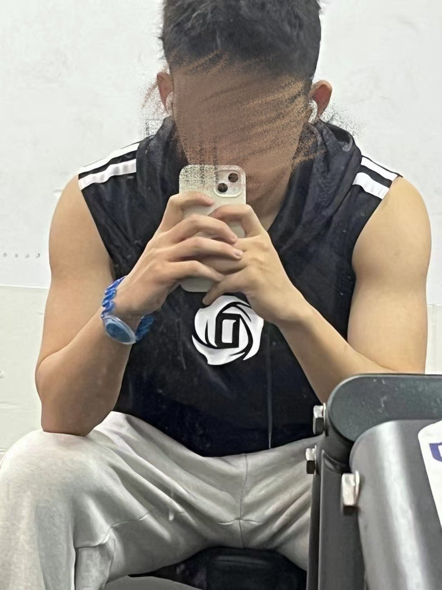 Chenmingxxxx's tweet photo. 185薄肌帅直男，篮球队队员！  
球场上血气方刚。私下反差炸裂，深夜却红着脸叫我“妈妈”。他跪在床上薄肌紧绷、腰窝深陷、人鱼线往下，那根年轻几把形状骚得犯规！最要命的是他转过去高高翘屁股，双手掰开粉嫩小穴收缩着叫妈妈。一边喘一边往后顶，声音又软又贱
主页有电报群私
#白袜 #高弹 #体育生 https://t.co/y47blUrkGQ