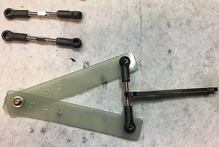 MasamiHirosaka's tweet photo. [Masaaki Hirosaka]

ＦＡＣＴＯＲＹ　ＴＥＡＭ　ＫＩＴ

アソシエイテッドより新しくキットが発表になりました。これはアルミバスバブシャーシで１９９０年代前半に販売されたモデルを少し改良されたものです。
ビンテージレースではステルスと同じクラスとなります。

正美は、’８９、’９１、とこのモデルを走行比較して今年のレースに参加したいとの事で、早速組み立てをしました。

新旧が入り混じった」面白いキットです。

組み立てレポート（前半）をＨＰで紹介します。

詳細は、廣坂物語
https://t.co/v3gWyJRCvZ