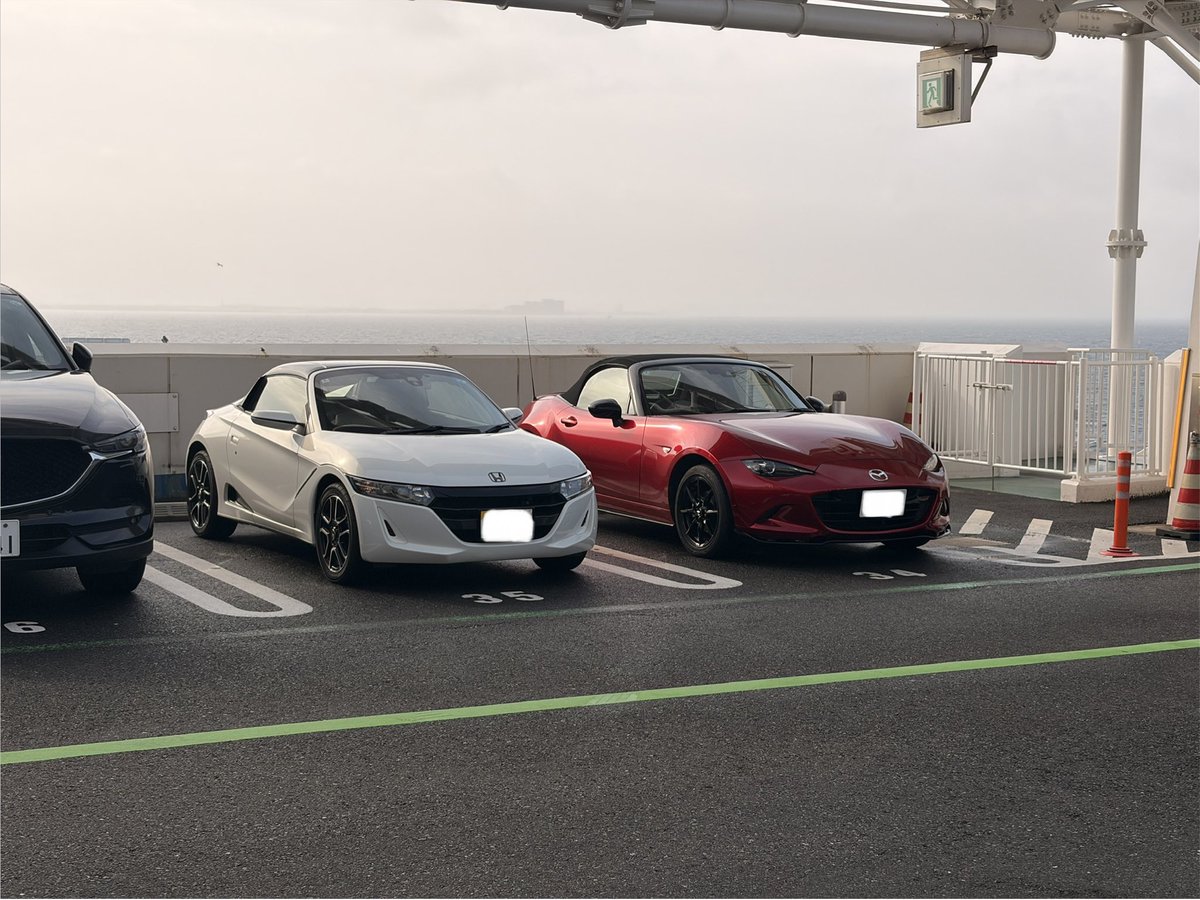 yamashush's tweet photo. ロードスター先輩がいたので横に停めてしまった。赤はカッコイイ🍎 https://t.co/mp2OKmGupd