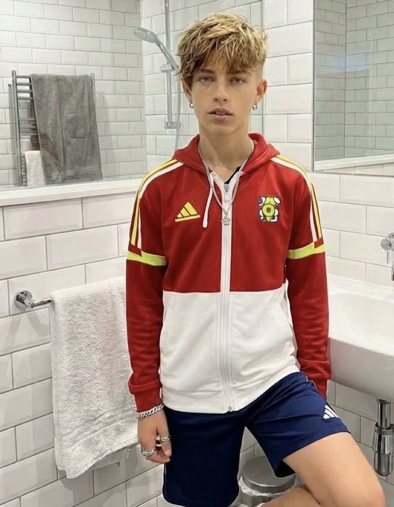 Smoker Baggins tweet media