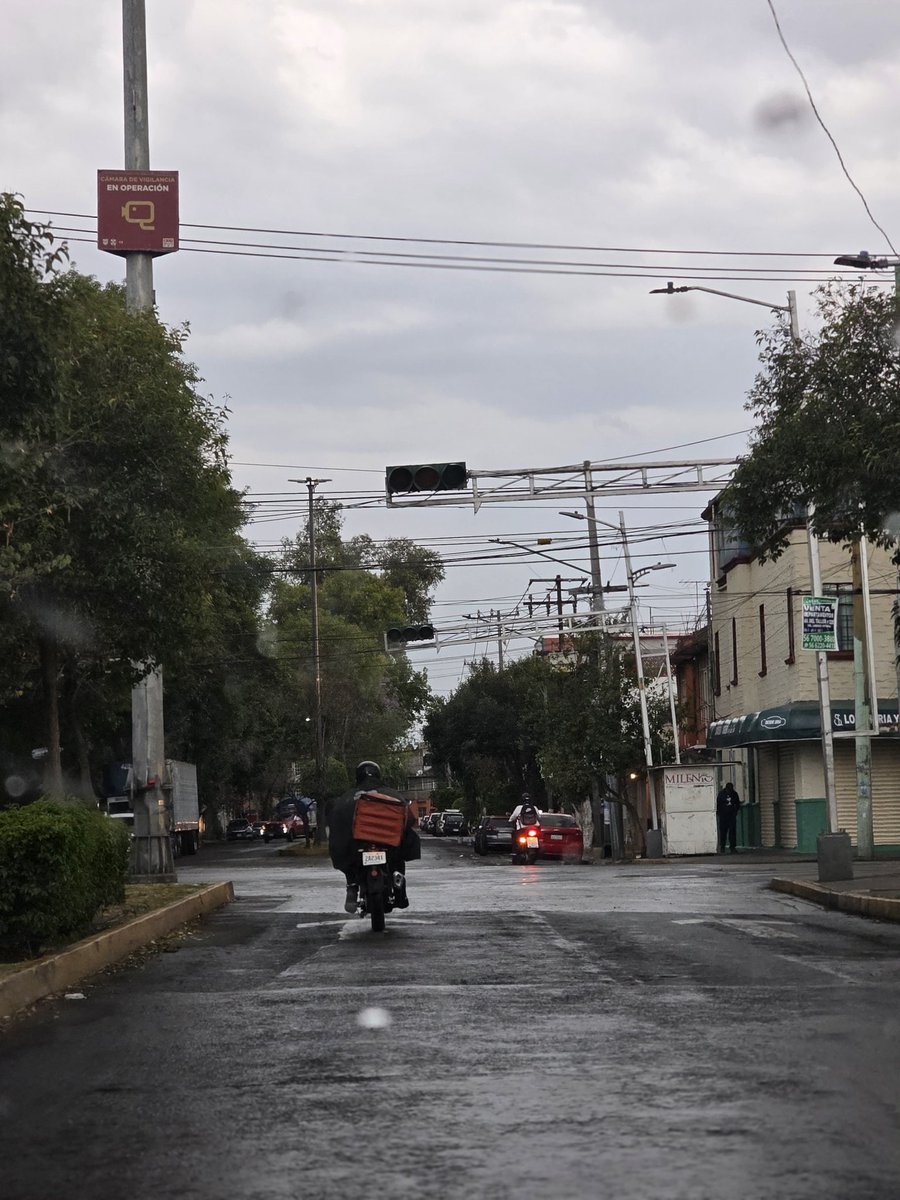 tiphphra's tweet photo. @C5_CDMX @UCS_GCDMX @SSC_CDMX @OVIALCDMX  TODOS los  semáforos al cruce de Lázaro Pavia y Av. del Taller Col. Jardín Balbuena alcaldía V. Carranza NO SIRVEN! Favor de arreglarlos para evitar accidentes GRACIAS! https://t.co/i2y9D2aFGO