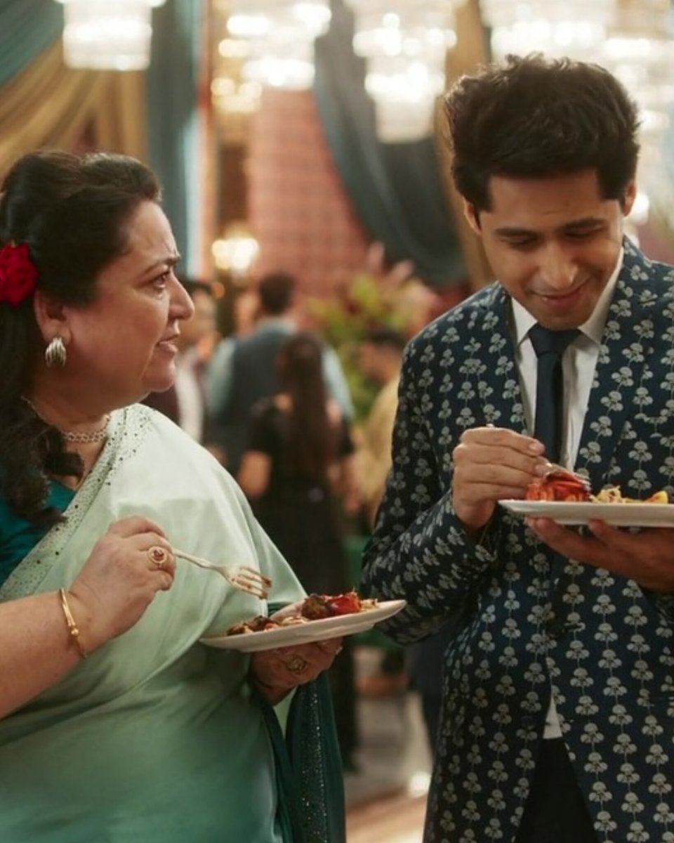 MaddockFilms's tweet image. My favorite hobby, you ask? 

#Favorite #Hobby #Foodie #Eating #TeriBaatonMeinAisaUljhaJiya #Cocktail #Stree2 #DineshVijan #MaddockFilms