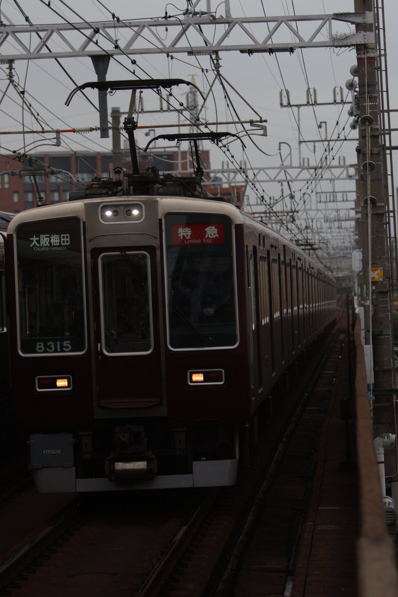 電車の顔 tweet media