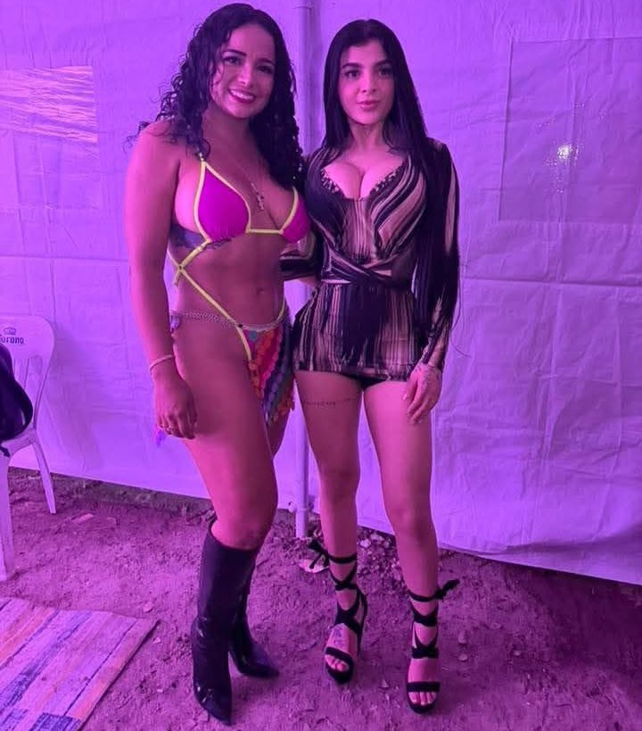 Arribaelcotz's tweet photo. 📸 En esta foto podemos ver a una gran influencer… carismática, buena onda, con un cuerpazo, que está rompiendo las redes… 😮‍🔥
Y del otro lado… también aparece Karely Ruiz 👀😂
¿Tú con quién te quedas? 😏👇
Etiqueta a ese compa que seguro ya eligió 😜 https://t.co/xBCOvychnt