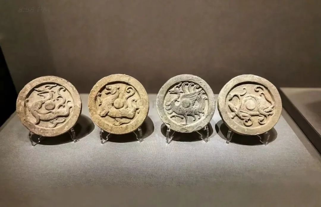 The White Tiger (Baihu, 白虎) and Azure Dragon (Qinglong, 青龙) are part of ...