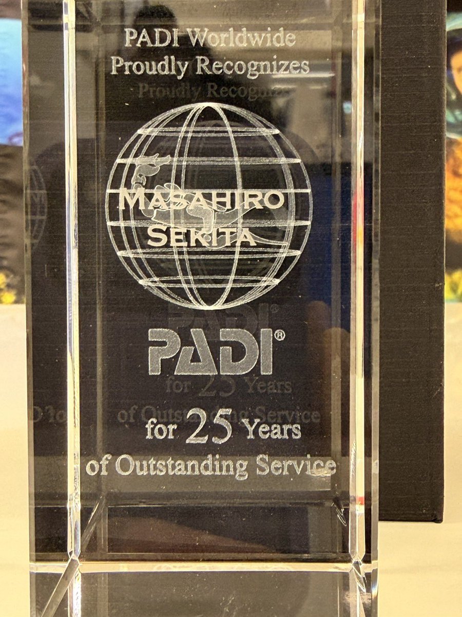 shonandive's tweet photo. 43歳を迎え、PADIプロメンバーとして25周年の節目となりました。素敵な（少し謎の？笑）記念品までいただき、心より感謝申し上げます🙇

12歳でダイビングを始め、18歳でプロになった当時、インストラクターといえば「食えない」「チャラチャラしている」「季節労働」といったネガティブな��メージが強く、一生の仕事にすると言っても周囲にはなかなか理解してもらえませんでした。スキューバダイビング？仕事というより遊びでしょう？と。。

それでも「大好きな海を生涯の仕事にしたい」「例え不安定でも、一途にやり続ければ日本一この仕事に向き合う人になれるはず」という思いで、がむしゃらに走ってきました。
ただ潜るだけでなく、気象予報士や手話通訳士、旅行業務取扱管理者、宅建士などの資格も取得し、「この業界に本当に必要なものは何か？」を常に模索し続けた25年でした。

その結果、今ではこの葉山の小さなお店で、毎年国内トップクラスの数のPADIダイバーを認定させていただけるまでになりました。
これを最前線で支えてくれているのが、頼もしい仲間たちです。

20代の厳しい修行時代を共に過ごした同僚「葉山のすぎきくん」は、数年連続で年間300名以上の認定を達成する“日本一の認定数男”。（もしかしたら世界一ダイバー認定をしまくるインストラクター！かもですけど、、笑）彼と今も一緒に働けていることは本当に感慨深いです。

さらに、頑張っている若手の戸次も数年連続で���定数200名超えを達成��、全国トップクラスのインストラクターへと成長してくれました。

ダイビングの講習は数日にわたり複数名のスタッフで担当したとしても、最終的に認定実績となるインストラクターは「1コースにつき1名」だけです。そのため、同じお店にトップランカーのプロが複数名在籍していることは非常に珍しく、本当に恵まれた環境だと感謝しています。

最近も嬉しいことが続いています。

「マリンダイビングフェア2026」では多くのお客様の笑顔にお会いでき、温かい差し入れもいただきました。今年度からは新入社員も加わり、この冬だけで5名もの新人インストラクター育成に携わらせていただくなど、感謝の絶えない日々です。

これからも時代は変化していくと思いますが、何が正しいか迷った時、その答えはいつも「水中世界や自然の中」にあ���と私は信じています。
25周年のその先も、「次世代へダイビングや水中世界の魅力をつなぐこと」を目標に、最高の仲間たち��共により一層邁進してまいります。

皆様、本当にありがとうございます！これからも何卒よろしくお願いいたします🙇

Ps.本日まで販売の安売りチケット、大変多くの方に買っていただき感謝ですが、、、安く売り過ぎて、、利益がありません、、あまり買い過ぎないように、、そして予定を決めたら予約を入れてください！なんでも思いついたらすぐ質問するのではなくて、詳細は説明をよく読んでください！買いてあります！お願いします（笑）