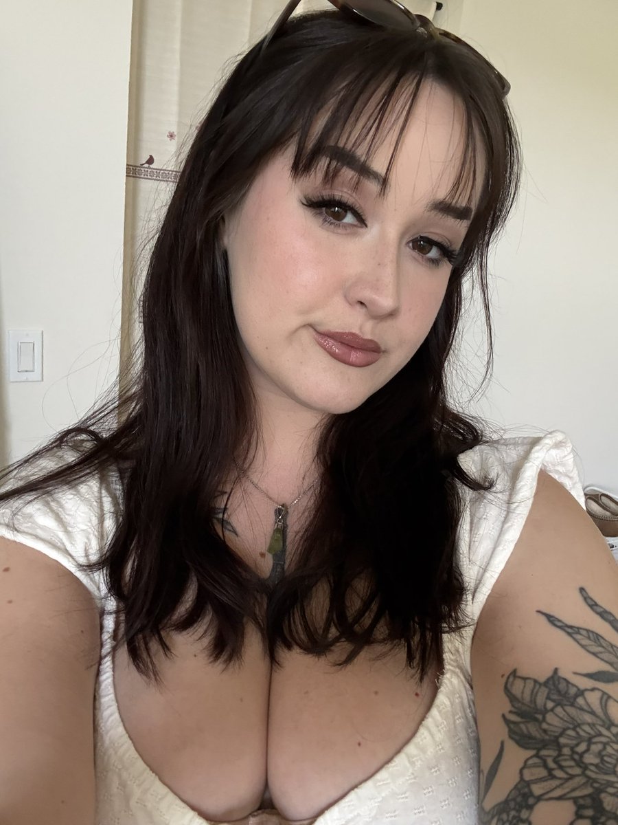 XxFionaxo's tweet photo. You live to spoil pretty girls. https://t.co/KASL8BtSye