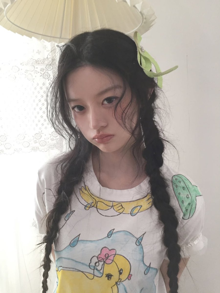 🜲 ... 𝘳𝘰𝘺𝘢𝘭𝘵𝘺 runs in her heart, 공주처럼 빛나. tweet media