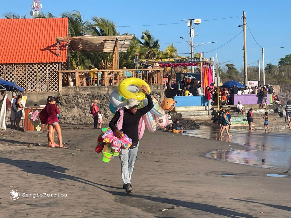 canaltn8's tweet photo. ☀️ ¡Disfrutando del sol y la arena en Poneloya!
🌊 Familias, amigos y turistas se reúnen para disfrutar de un día lleno de diversión, recreación y momentos inolvidables.
#Nicaragua #Poneloya https://t.co/Ex5eWsYGCO
