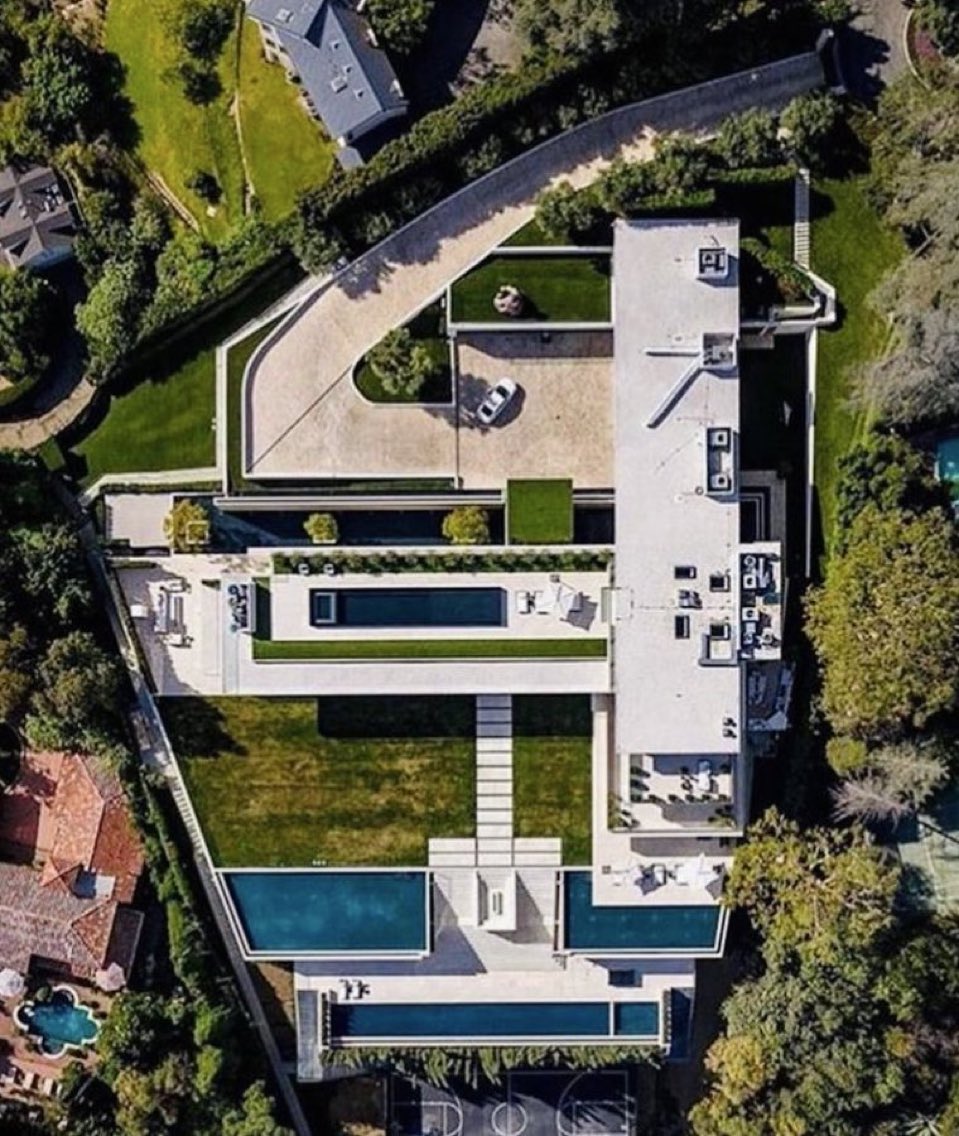 Amo que a casa dela é um 4 
Ela já teve 4 filhos 
Nasceu no dia 4 
E se casou no dia 04/04 
Ela é TÃO cabalística e isso me encanta de tantas formas 😭