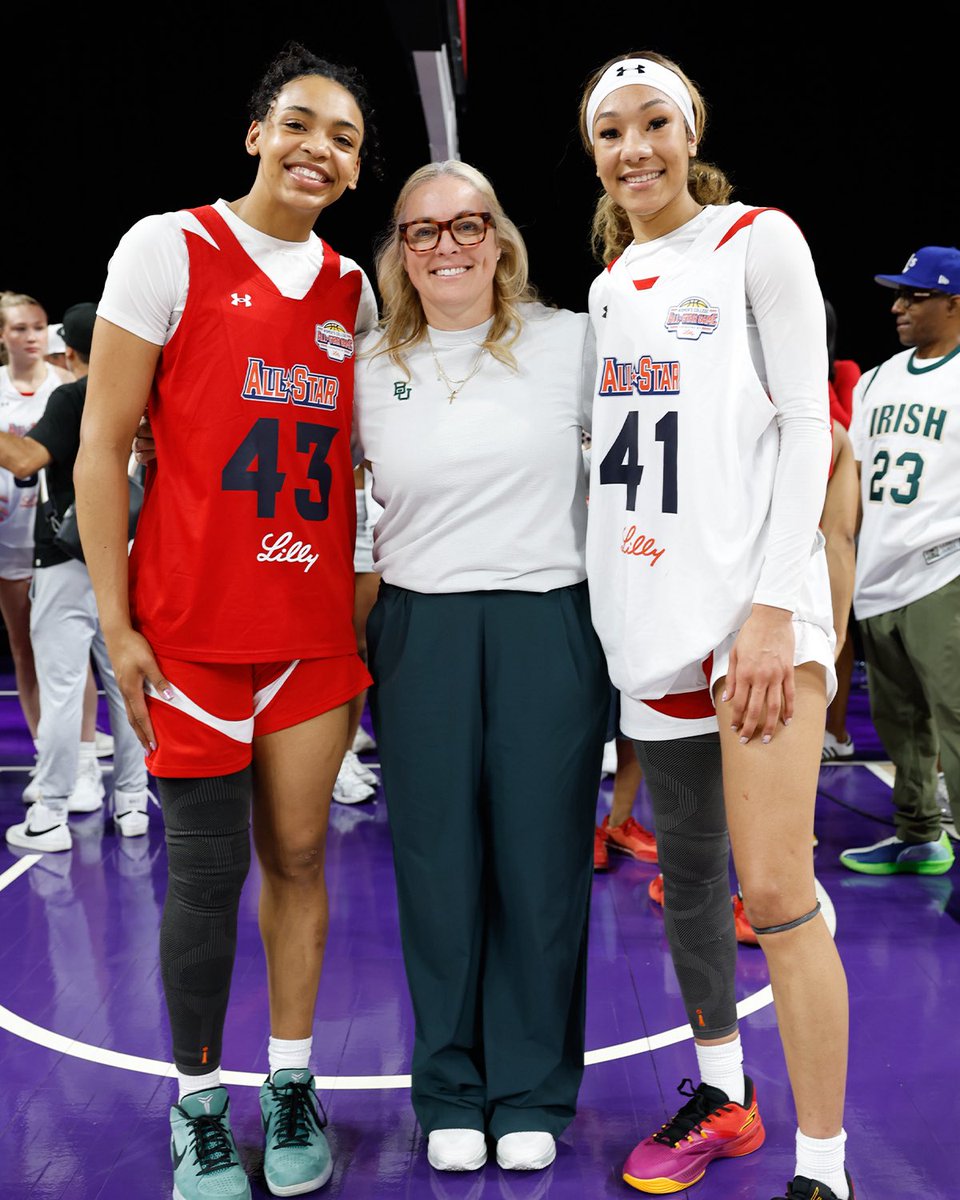 BaylorWBB's tweet photo. Squad pulled up to Phoenix for the All-Star Game💚🐻

#SicEm | #GreaterThan https://t.co/Bwe9gbhGdC
