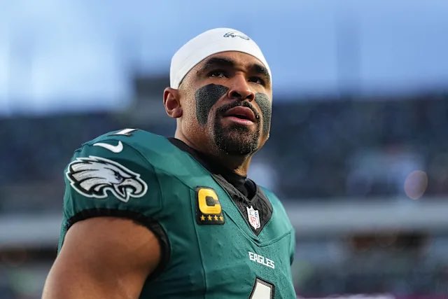 🚨🚨 Former #Bucs LB Lavonte David says Jalen Hurts was never asked to do much in the #Eagles passing game 👀

Bucs weren’t worried about #1