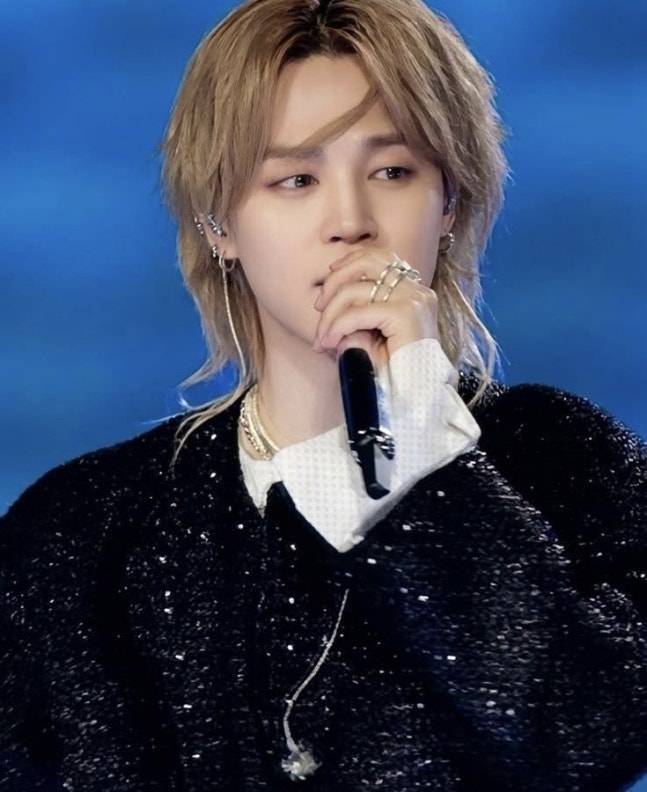 PARKJIMINJAPAN's tweet photo. 【🗞️지민 ジミン🐤ニュース和訳】
※以下は韓国メディア報道の和訳です

￣￣￣￣￣￣￣
NAVER  2026年4月5日

BTSジミンが、カムバックステージでの圧倒的な話題性で人気を爆発させると共に、過去のコンテンツも「再ブレイク」させています。

3月21日の光化門での公開パフォーマンス以来、“金髪のあの子”と呼ばれて大衆の関心を一身に集めているジミンは、過去のYouTubeコンテンツも、再び注目を浴びています。

該当の動画は、2023年3月26日に公開されたYouTubeのPIXIDチャンネルの人気エピソードで、ジミンが地方ファンの中に「偽の地方ファン」としてグループチャットに潜入し、地方ファンがコンサート参加のために負担する交通費や宿泊費、終電時間に追われる現実的な苦労などについて率直に語り合った内容です。

出演者たちが互いに「市外局番を教えて」と言い合った際、ジミンが慌てて検索したことで返信が遅れたことで疑われ、早々に、“偽の地方ファン”だと多数決で選ばれてしまい、笑いを誘いました。

その一方で、ファンの日常や悩みに耳を傾け、涙をぬぐう姿を見せるなど、笑いと感動を同時に届けました。
こうした姿は、最近流入した新規ファンにも強い印象を残しました。

特に、かつてBTSが好きだったが他のアイドルに「推し変」した出演者に対し、ジミンが投げかけた「家出した子をまた連れて帰る」という一言は、当時大きな話題を呼びました。

その言葉通り、ジミンは今回のカムバックステージをきっかけにファン層を再び呼び戻しており、この動画の再生回数も着実に増加。
3月30日時点で1000万ビューを突破して、これはPIXIDチャンネル史上初で唯一の記録となりました。

ステージ上の完璧なパフォーマンスで存在感を示したジミンは、新規ファンの流入はもちろん、過去コンテンツの再脚光まで引き起こし、「ジミン効果」を改めて証明しています。

JIMIN JIMIN 
#JIMIN #지민