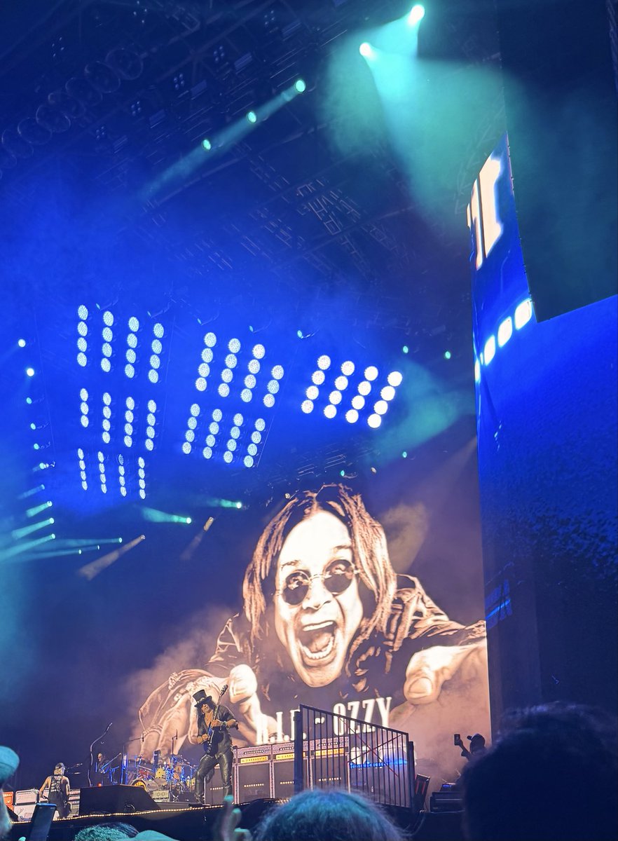 Que foto 
❤️❤️‍🔥❤️‍🔥❤️‍🔥 chorei tanto nesse show meu pai do ceusss <a href="/gunsnroses/">Guns N' Roses</a> <a href="/OzzyOsbourne/">Ozzy Osbourne</a> #monstersofrock #guns