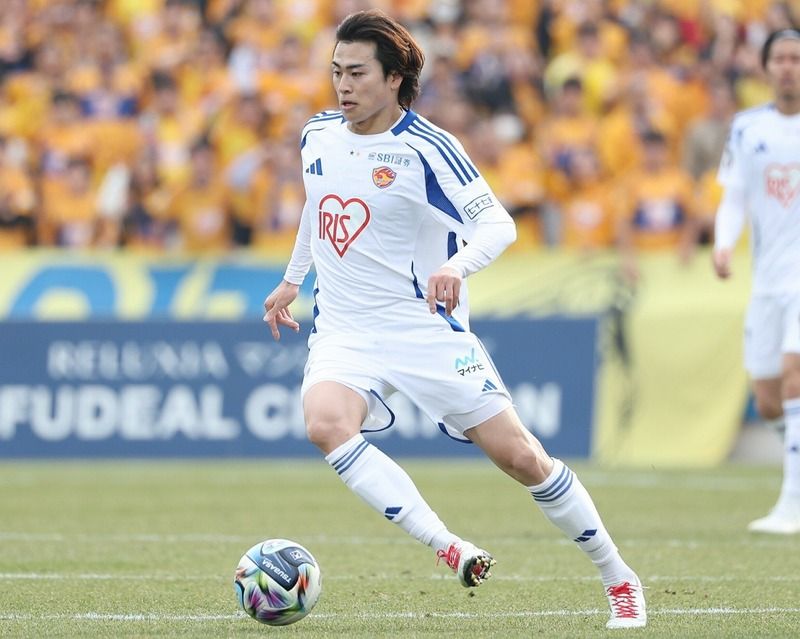 weeklysd's tweet photo. ⚽️Jリーグ⚽️ 

「バチ切れてた松井蓮之が素敵」「胸ぐら掴んで叱ってる」イエロー連発で退場の19歳FWにベガルタ主将が怒り「安野の事を思ってのはず」「心打たれた」の声 
https://t.co/q2znsPmgfY https://t.co/pPlcWz3uW3