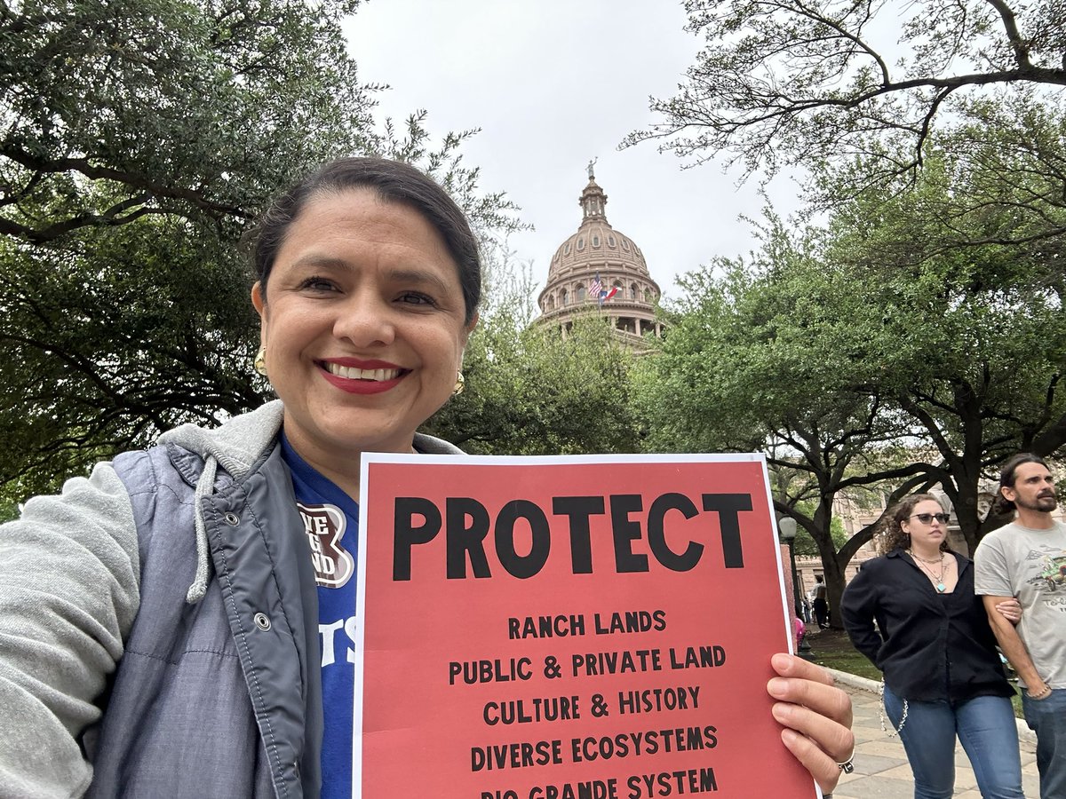 MontserratforTX's tweet photo. Turf done ✅ for our #TxHD49 campaign after the #NoWall Rally because we must ORGANIZE and listen to our community. #JuntosForJusticeUnidosforChange https://t.co/TnOMxPtkcY
