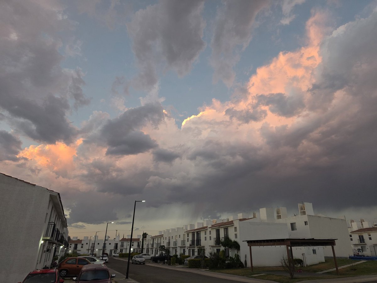 Fer_Nieves1983's tweet photo. Parece que va a llover... https://t.co/l2SLxETSkM