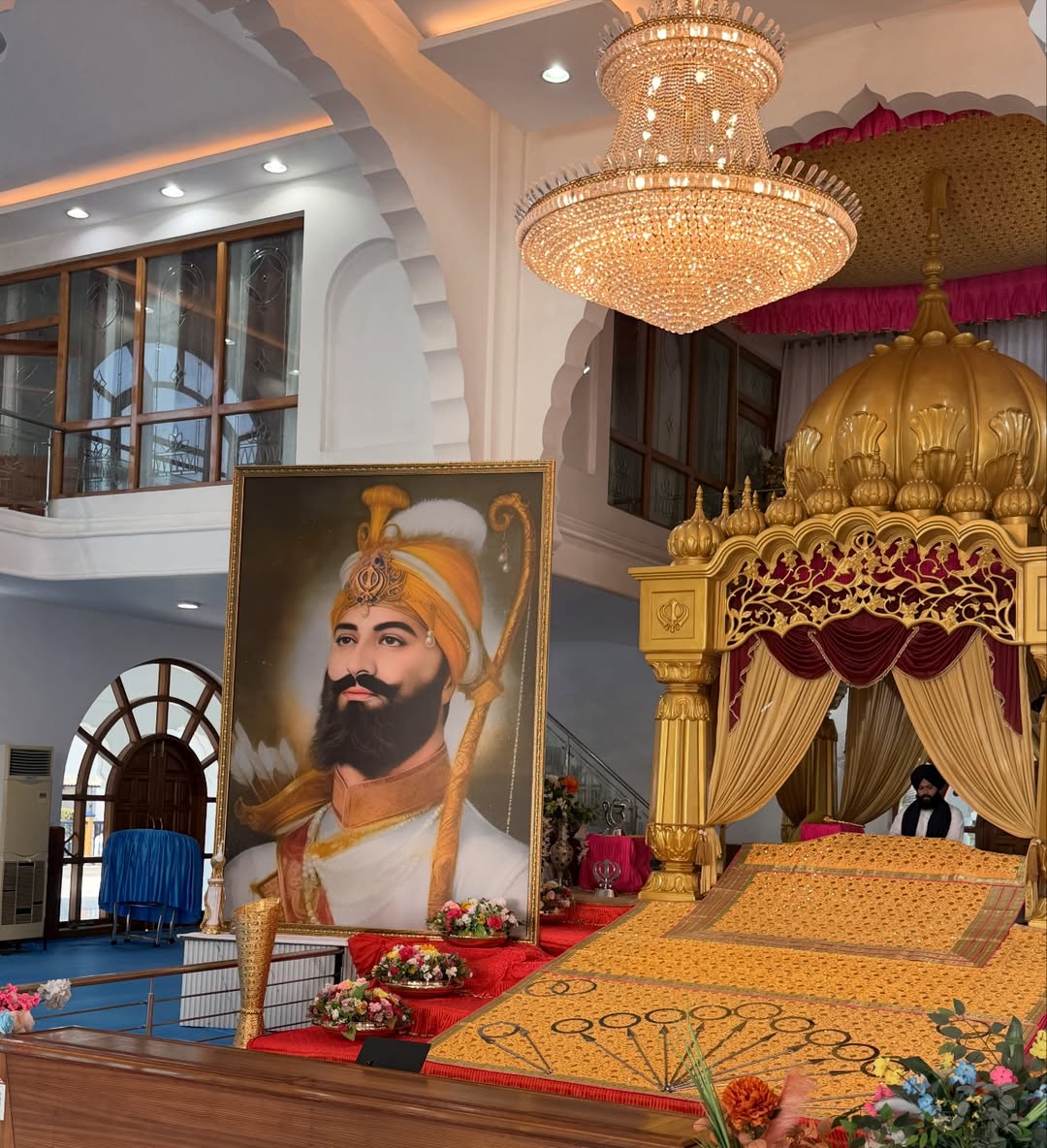 Being_Panjabi's tweet photo. ੫/੪/੨੦੨੬    ਦਿਨ - ਐਤਵਾਰ 

🌸ਜਤਨ ਕਰੈ ਮਾਨੁਖ ਡਹਕਾਵੈ ਓਹੁ ਅੰਤਰਜਾਮੀ ਜਾਨੈ ॥ ਪਾਪ ਕਰੇ ਕਰਿ ਮੂਕਰਿ ਪਾਵੈ ਭੇਖ ਕਰੈ ਨਿਰਬਾਨੈ॥੧॥ ਜਾਨਤ ਦੂਰਿ ਤੁਮਹਿ ਪ੍ਰਭ ਨੇਰਿ॥ ਉਤ ਤਾਕੈ ਉਤ ਤੇ ਉਤ ਪੇਖੈ ਆਵੈ ਲੋਭੀ ਫੇਰਿ ॥ ਰਹਾਉ॥🌸

ਵਾਹਿਗੁਰੂ ਜੀ 🙏✨ https://t.co/fTIAFppmbd