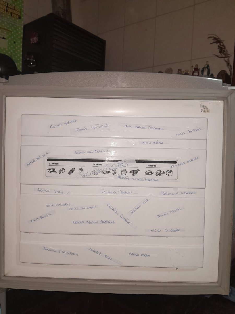candeenav's tweet photo. ellos no saben pero en realidad ganamos porque mi hermana metió a todo el plantel de rasin al freezer https://t.co/CSZqn5we9C