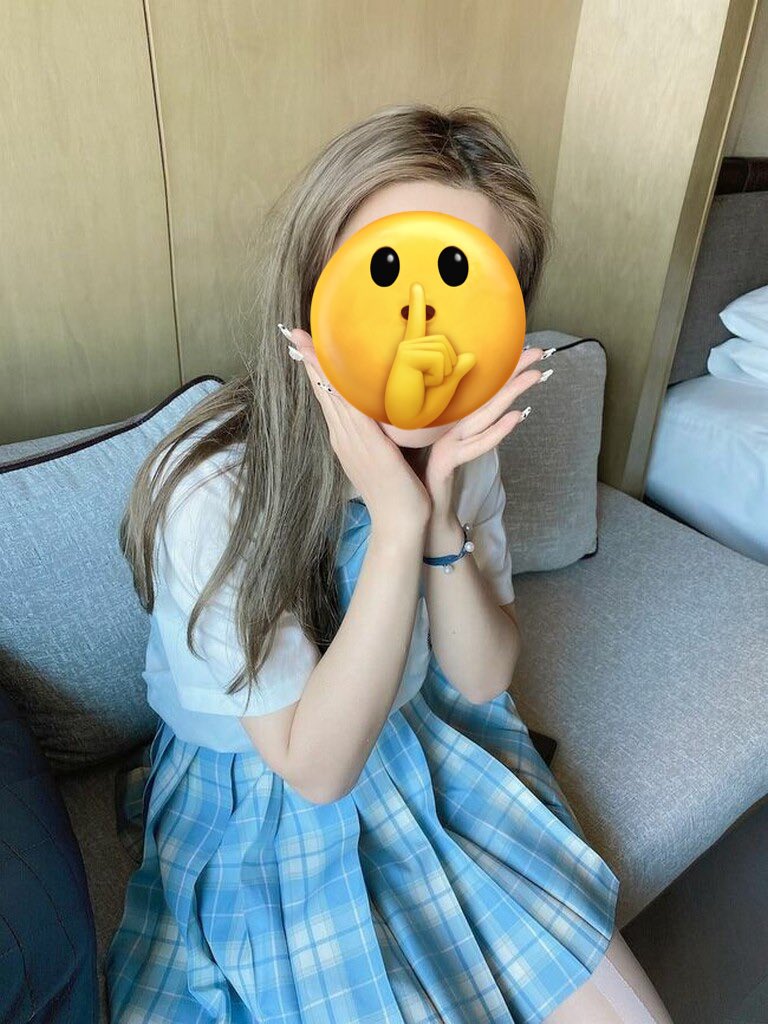 RIHC028's tweet photo. 回成都连玩两天的04年护士小妹妹和朋友去欢乐谷玩，同意先从同房不换开始后面看感觉。
*希望你们是成都本地或者在成都玩的情侣；
*年龄95以后，注重技术不是疯狂打桩机；
*直接私信照片和信息；
*不要单男，不要单男。 https://t.co/Z9KMusQlgw