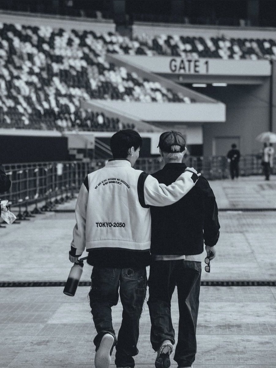 requ00's tweet photo. これはTakaからTAKUYA∞へのラブソングってことでいいか？3度目の記念日も待ってるぞ！！！
 #UVERworld
 #ONEOKROCK https://t.co/LceFFA4tqt