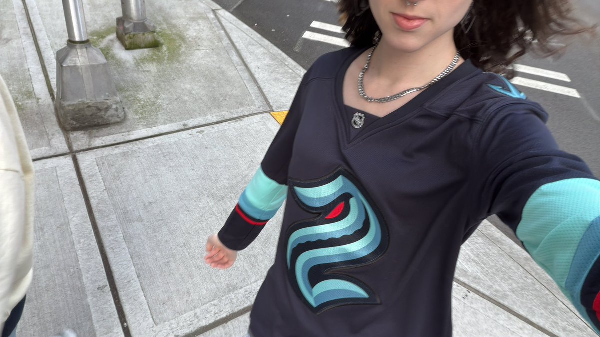 EvieGoesHard💙🤍 tweet media