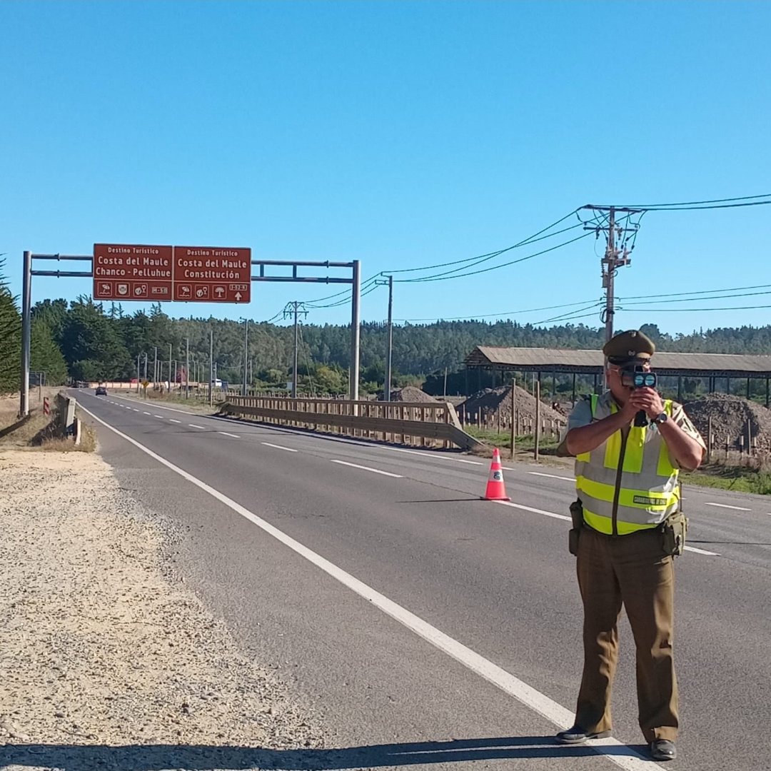 Carab_Maule's tweet photo. #CONSTITUCIÓN: Nuestros Carabineros del Retén #PUTU en la Ruta J-52-K realiza controles vehiculares por la zona, durante todas las jornadas de este fin de semana santo.
Recuerde conducir con seguridad, responsabilidad y autocuidado en todo momento. https://t.co/oIGB4za3H7