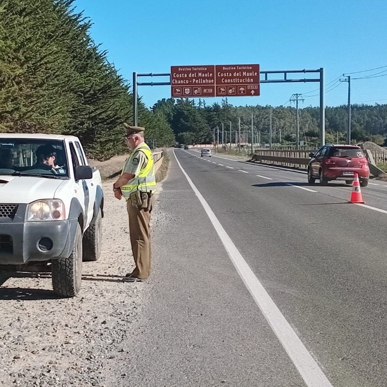 Carab_Maule's tweet photo. #CONSTITUCIÓN: Nuestros Carabineros del Retén #PUTU en la Ruta J-52-K realiza controles vehiculares por la zona, durante todas las jornadas de este fin de semana santo.
Recuerde conducir con seguridad, responsabilidad y autocuidado en todo momento. https://t.co/oIGB4za3H7