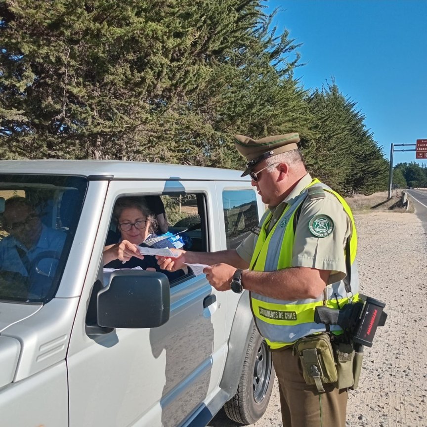 Carab_Maule's tweet photo. #CONSTITUCIÓN: Nuestros Carabineros del Retén #PUTU en la Ruta J-52-K realiza controles vehiculares por la zona, durante todas las jornadas de este fin de semana santo.
Recuerde conducir con seguridad, responsabilidad y autocuidado en todo momento. https://t.co/oIGB4za3H7
