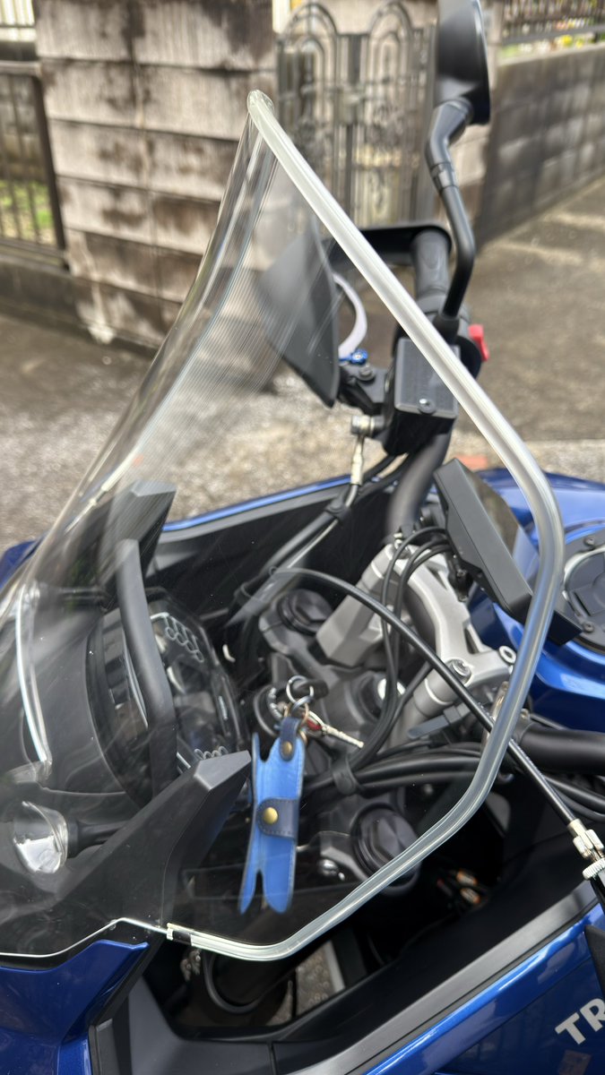heropin1's tweet photo. 車検へGO。
4ヶ月ぶりに始動(笑)社外スクリーン飛散防止ついてないのでモール装着しましてGO。 https://t.co/4reZ3Acokr