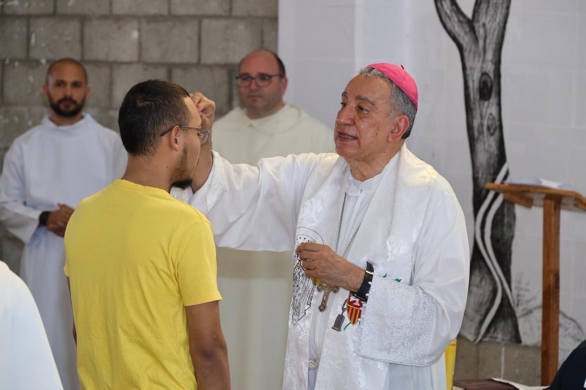 ArquiPanama's tweet photo. En un centro penitenciario de Panamá, la Pascua se vivió de una manera poderosa: más de 50 privados de libertad recibieron el Bautismo, la Confirmación y la Primera Comunión, en una celebración presidida por Mons. José Domingo Ulloa.

Un momento cargado de fe, donde se recordó que la Pascua significa vida nueva y transformación real.

“Para Dios nadie está perdido. Hoy nacen de nuevo como hijos amados”, expresó el arzobispo.

La jornada dejó un mensaje claro: la dignidad no se pierde, y siempre existe una oportunidad para comenzar de nuevo.

Una Iglesia que acompaña, cree… y transforma vidas.