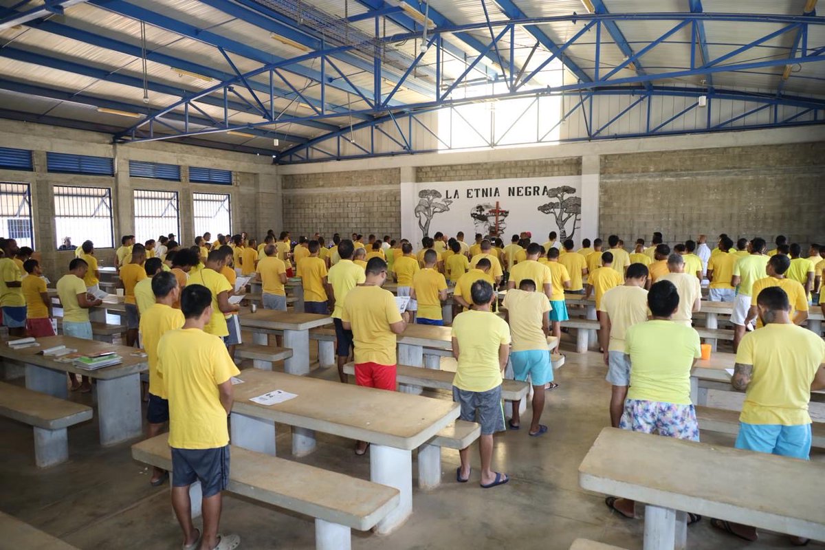ArquiPanama's tweet photo. En un centro penitenciario de Panamá, la Pascua se vivió de una manera poderosa: más de 50 privados de libertad recibieron el Bautismo, la Confirmación y la Primera Comunión, en una celebración presidida por Mons. José Domingo Ulloa.

Un momento cargado de fe, donde se recordó que la Pascua significa vida nueva y transformación real.

“Para Dios nadie está perdido. Hoy nacen de nuevo como hijos amados”, expresó el arzobispo.

La jornada dejó un mensaje claro: la dignidad no se pierde, y siempre existe una oportunidad para comenzar de nuevo.

Una Iglesia que acompaña, cree… y transforma vidas.