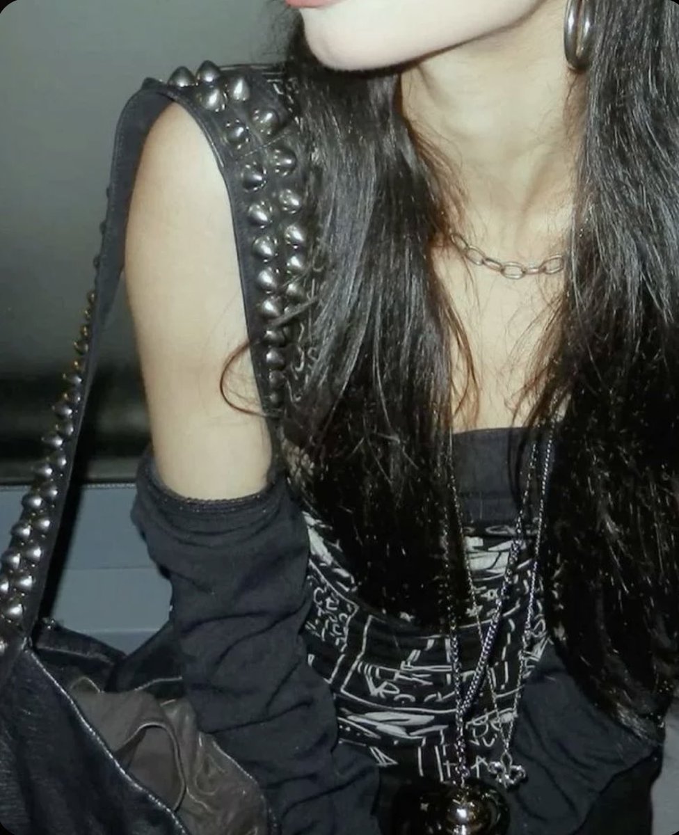 ♱⃓ L tweet media