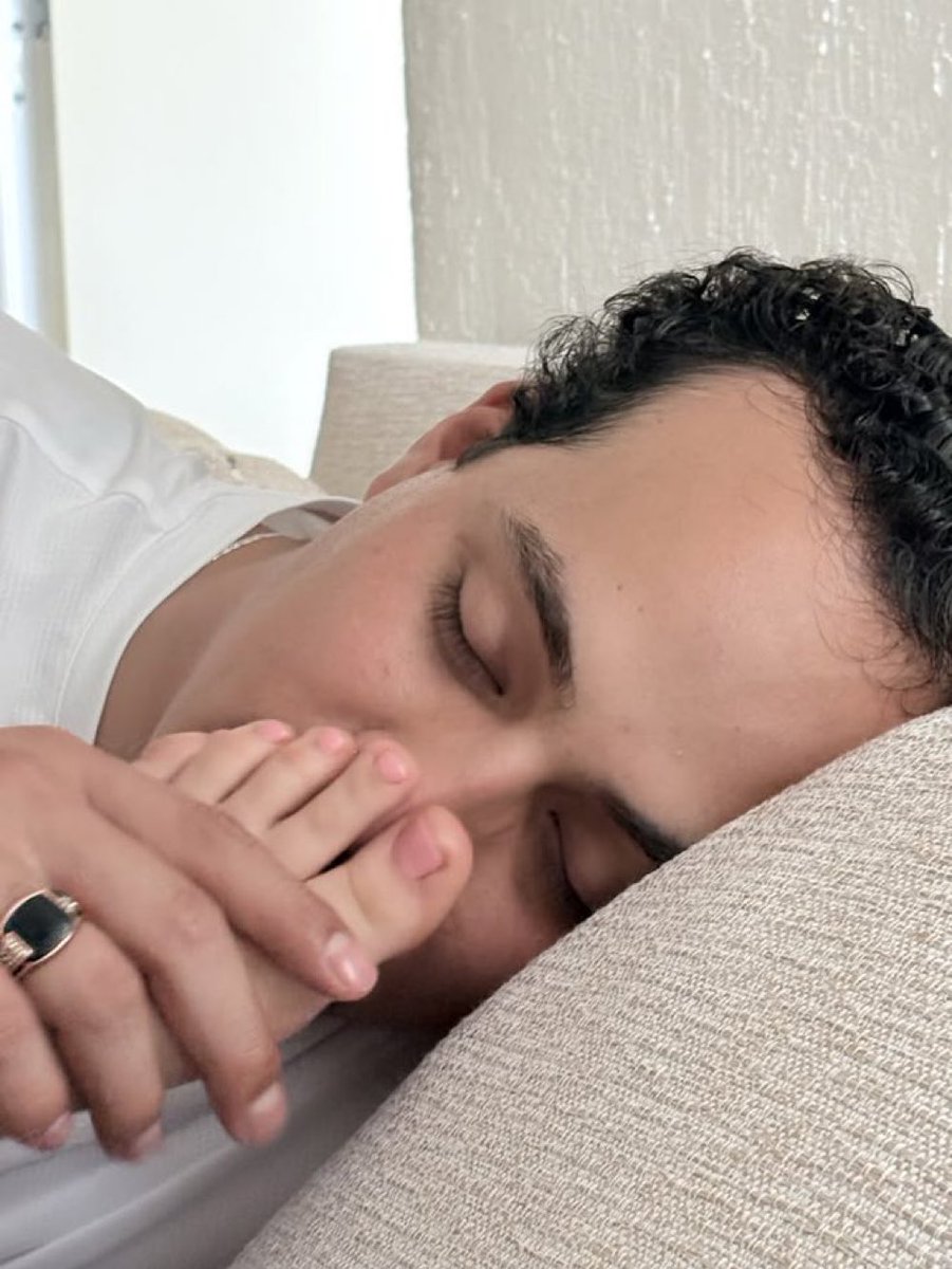 FeetFinder.com tweet media