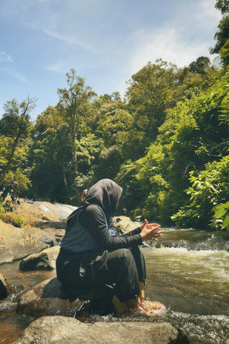 april jual kripik kuda lumping 🦖 tweet media