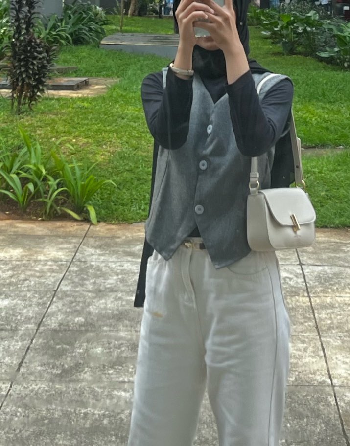 piwpiuaua's tweet photo. preloved barang masih bagus serba 50k

1. Rok putih ruffle
2. Kemeja oversize brown 
3. Rok floral bunga bunga putih pink
4. Vest Abu
5. Kemeja oversize linen green 

co bisa oren🍊 https://t.co/lEQF9L1g4i