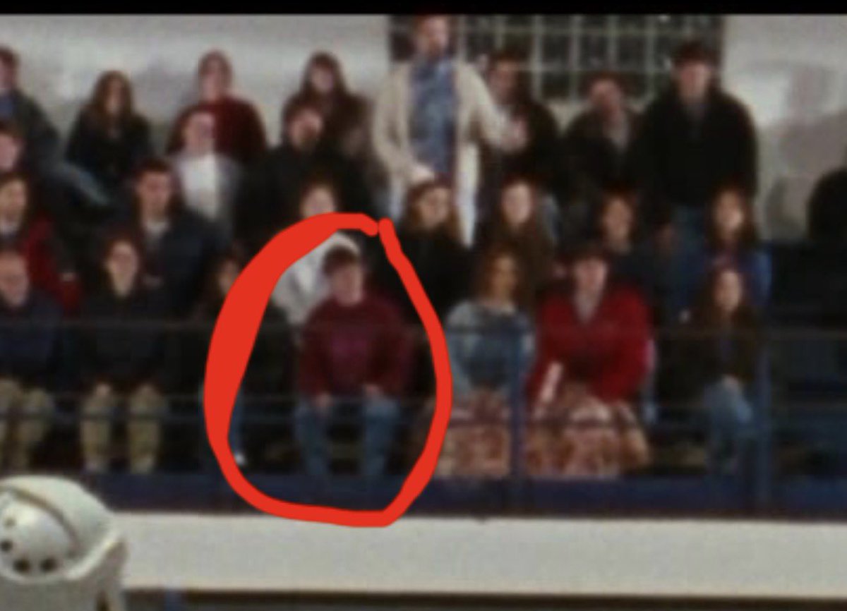 wickedspecialst's tweet photo. Happy 29th anniversary to @ThatKevinSmith 's masterpiece, #ChasingAmy.  It is one of my favorite movies of his, and not just because Im an extra in the hockey rink scene.   Sitting two rows and two people down from the leads.  Its an experience I will never forget. https://t.co/rlyvLwyTKi