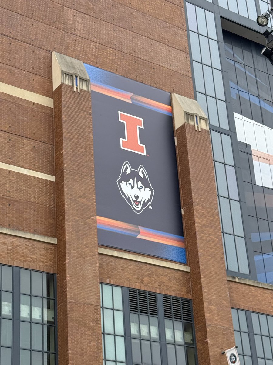 JusticeKeene1's tweet photo. Incredible run by Illinois Basketball. 28 wins and a season full of highlights. Seeing them punch their ticket and then heading to Lucas Oil Stadium made it even better. Bucket list experience! Illinois Basketball is back! 🔶🔷

#HTTO #EveryDayGuys #Illini https://t.co/W0LZBPXmX0