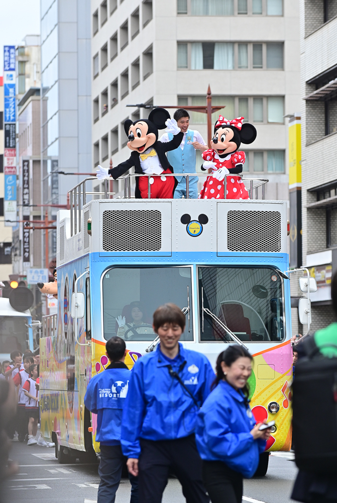 sasurai7481's tweet photo. 2026・04・04、松山春まつり 東京ディズニーリゾート・スペシャルパレードat 日銀交差点付近～永木橋交差点付近（愛媛・松山市）

スタート前の雨がウソのよう。ミッキーやミニーの笑顔で、みんなが笑顔に。どんなに年を取っても、みんなディズニーが好きなんだね。
#ディズニーパレード
#松山春まつり https://t.co/ovdQ7cjnnz
