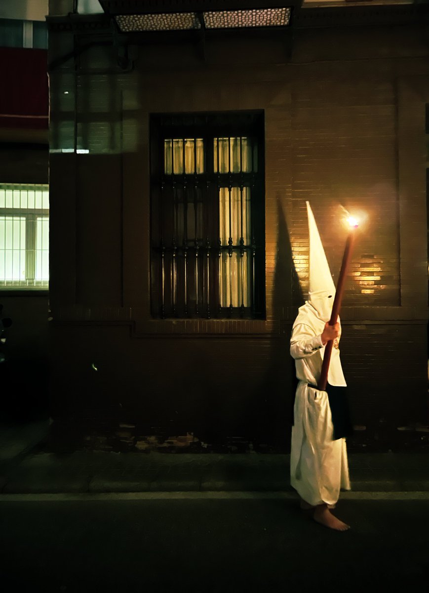 Ahora, que solo andamos buscando lo que queda de nosotros mismos en las cenizas del recuerdo, y a pesar de tanto y a pesar de todo, que nuestras últimas palabras sean siempre las mismas: 

¡Viva la Semana Santa!
