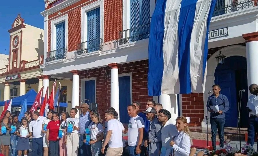 ‼️🇨🇺 Con #HonorHolguinero se desarrollaron en #HolguínSí varias actividades  en saludo a los aniversarios 64 de la Unión de Jóvenes Comunistas (UJC) y 65 de la Organización de Pioneros José Martí (OPJM) frente al emblemático edificio de La Periquera.
#Cuba
#100AñosConFidel