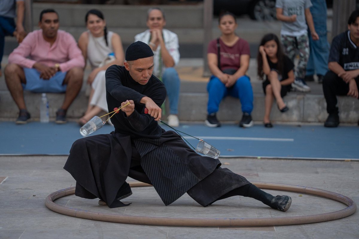 GobdelCesar's tweet photo. En este Sábado de Gloria, el arte y la emoción se tomaron el escenario del Festival Internacional de Artes Vivas, regalándole a propios y visitantes una noche inolvidable.

El talento del artista de Hong Kong, Lai Ye, deslumbró en el Parque de La Vida con un espectáculo sin precedentes que cautivó a todos los asistentes.

Una puesta en escena que, de manera poética, fusionó el malabarismo, la manipulación de objetos, el fuego y las acrobacias, creando un lenguaje artístico lleno de magia, sensibilidad y asombro. 🔥✨