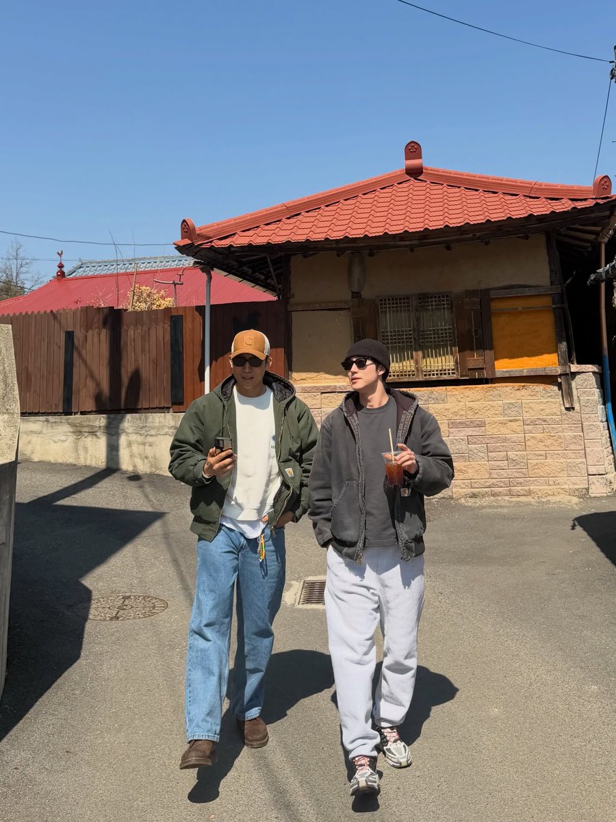 Dongyi doing their usual ‘going to work’ photo