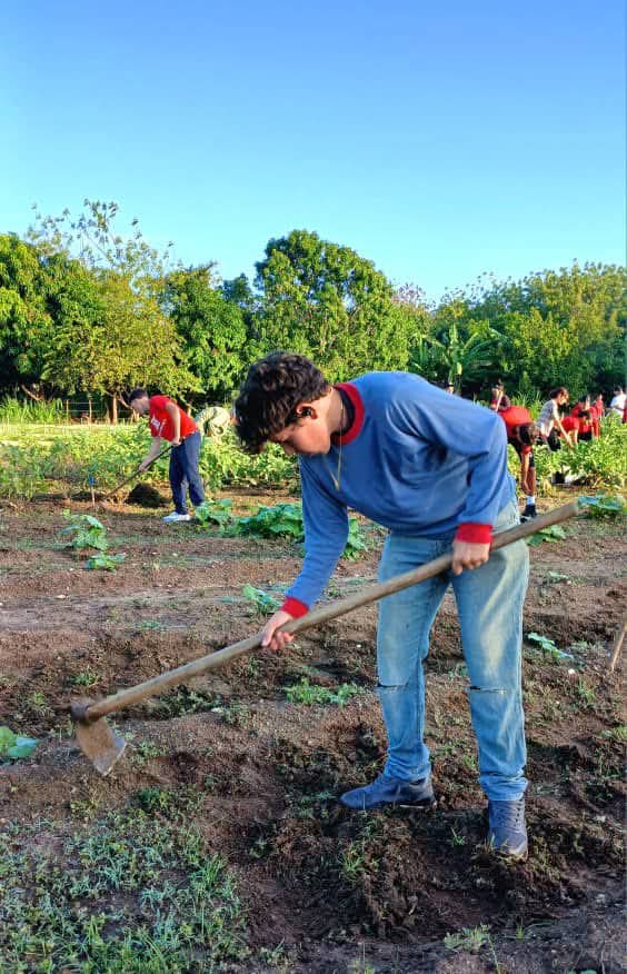 #LaSierpe #SanctiSpíritusEnMarcha, sede de las actividades centrales en este #4DeAbril , se convierte hoy en escenario de esfuerzo colectivo y compromiso revolucionario, fructífera jornada de trabajo voluntario protagonizaron nuestros jóvenes <a href="/DeivyPrezMartn1/">Deivy Pérez Martín</a> <a href="/Carlos_GRguez/">Carlos Gutiérrez Rodríguez</a>