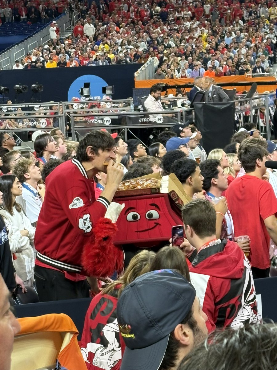 jpyehlen's tweet photo. I did NOT have @BobanMarjanovic eating pizza off the @pizzahut mascot’s head on my bingo card tonight, yet here we are. 🍕🏀🏟️ #MFinalFour https://t.co/zvyU0GL27R
