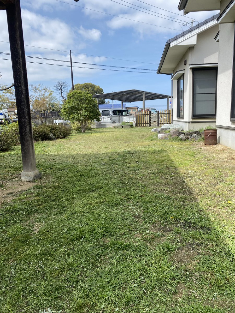 saki_dad's tweet photo. 朝から町内の水路掃除して帰ったら庭の草刈り💦
頑張ったので昼から呑んでもいいよね🍺 https://t.co/m4rPrJJNyJ