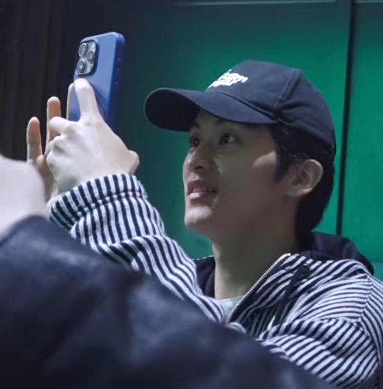 pximaie's tweet photo. ตอนดูคอนเท้นนี้ไม่ได้อะไรแต่เห็นแจมมองม้าคด้วยสายตาแบบนี้แล้วแอบรู้สึกว่าโคตรแปลกปกติน้องแจมจะติดสกินชิพเวลาเจอม้าคจะอ้อนกว่านี้แต่คอนเท้นนี้แจมมองม้าคตลอดเลยอ่ะ คือคงดีใจมากๆที่พี่มาหา แต่แจมเอาแต่มองอย่างเดียวจริงๆ 🥹 https://t.co/U2zLzQ7Wz6